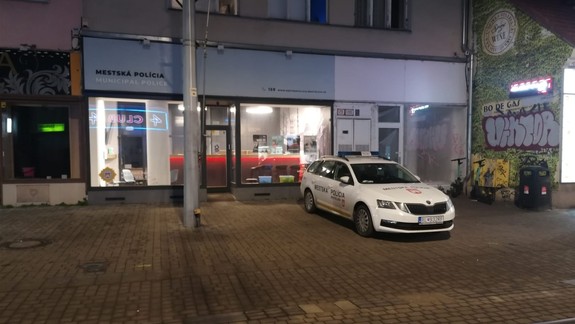 Susedia mi v noci vnikajú do bytu cez skrinky či zrkadlo, nahlásila mestským policajtom seniorka