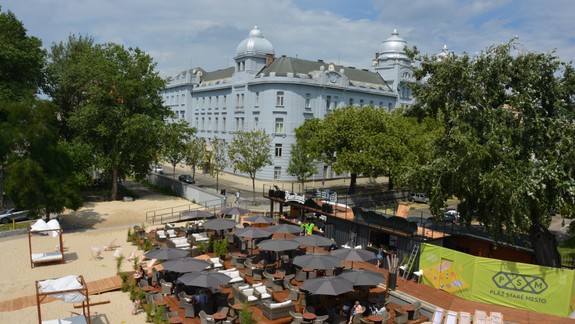 Na Pláži Staré Mesto už osadili slnečníky