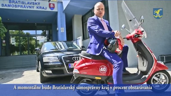 VIDEO: Župan Juraj Droba vymenil luxusnú audinu za skúter - prečo sa na úrade zbavuje služobných áut?