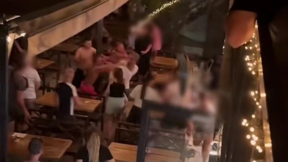 VIDEO Vzduchom lietali päste: Na Draždiaku sa strhla hromadná bitka, polícia hľadá svedkov