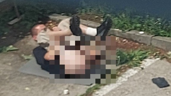 Nechutné: Muž za bieleho dňa onanoval na ulici a zároveň sa uspokojoval obuškom