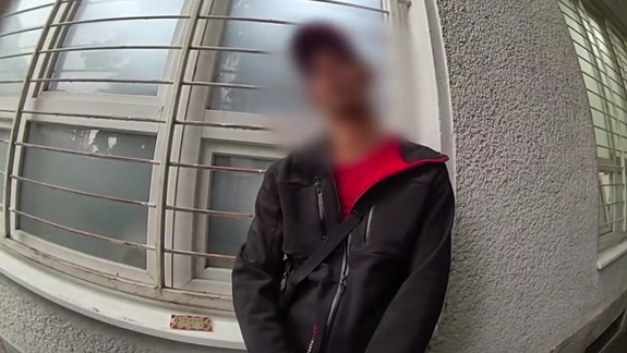 VIDEO: Policajti v smutne známej lokalite 500 bytov zadržali drogového dílera