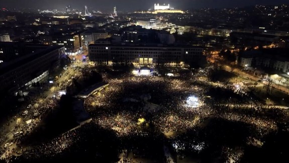 Vo viacerých mestách Slovenska sa v piatok večer opäť konajú protesty
