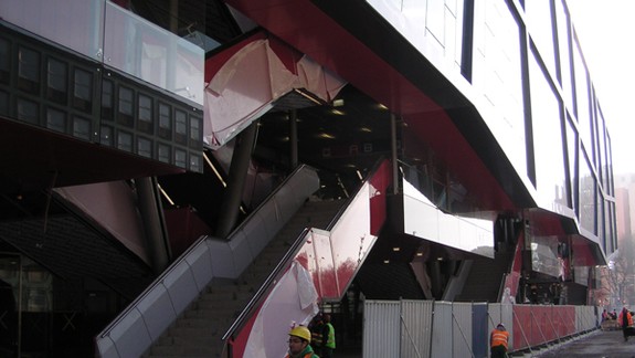 Pod ľadovou plochou budú telocvične aj sklady