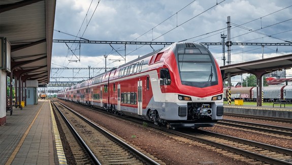 Meškania vlakov sú dôsledkom výluk a počasia: Situácia sa stabilizuje