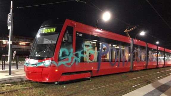 Ďalší útok vandalov: Električky sprejovali pred zrakmi ich šokovaných vodičov