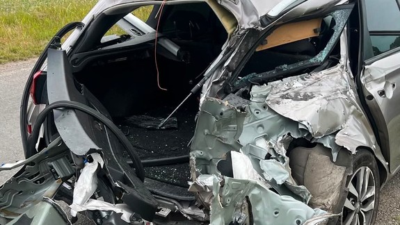 Druhýkrát sa narodil: V Lozorne narazil vlak do auta, vodič vyviazol bez zranení