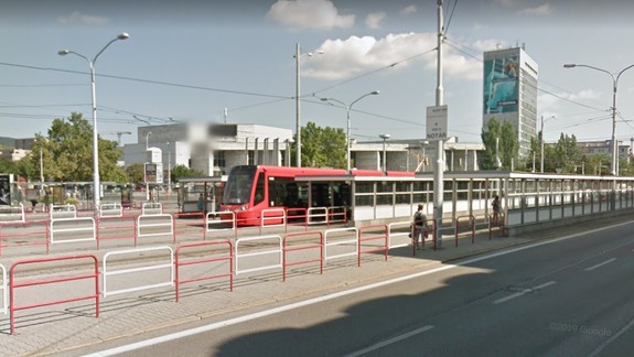 VIDEO: Vodič električky sa na Trnavskom mýte dostal do nečakaných problémov - pozrite, čo tam stváral!