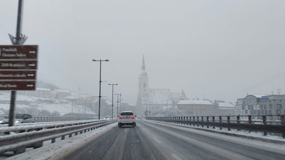 V Bratislave môže v noci snežiť, mesto chystá zásah zimnej údržby