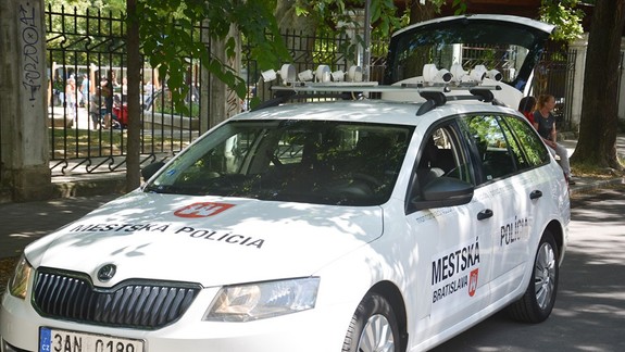 FOTO a VIDEO: Mesto ide testovať kontrolu parkovacích pravidiel - akú techniku na to použijú?