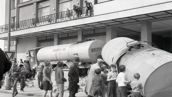 PREMENY BRATISLAVY Kuriózna autonehoda cisterny prilákala množstvo zvedavcov