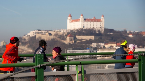 FOTO: Silvestrovský beh cez mosty dokončilo 1107 bežcov, bežal i Mexičan či Japonec