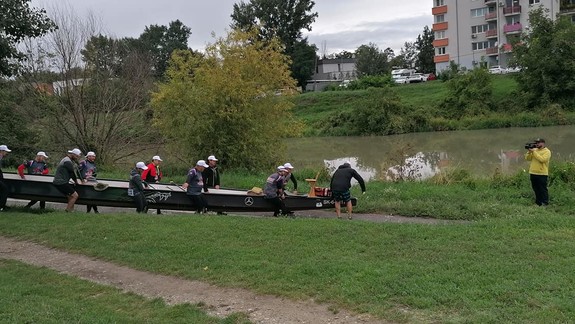 Z Vrakune ráno vyplávala dračia loď, posádka z Trenčína chce vytvoriť  rekord
