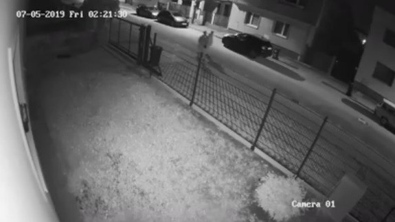 VIDEO: Polícia by chcela objasniť krádež bicyklov a hľadá dve osoby zo záznamu bezpečnostnej kamery. Pomôžete?