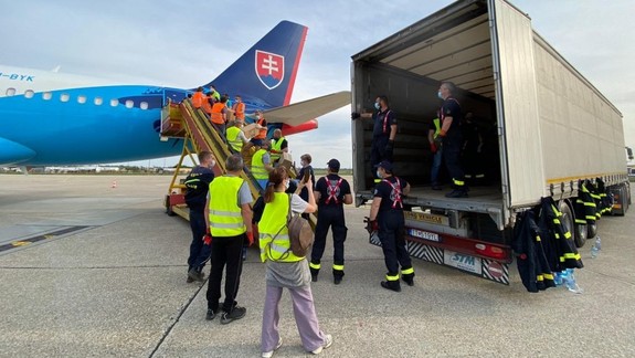 Lietadlo z Číny priviezlo v piatok 2,5 milióna chirurgických masiek