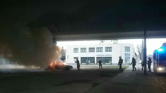 FOTO: Pod diaľničným obchvatom na Mierovej ulici horelo v nedeľu večer osobné auto