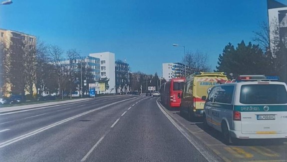 Nehoda s účasťou autobusu na Tomášikovej: Policajti pátrajú po čiernom aute