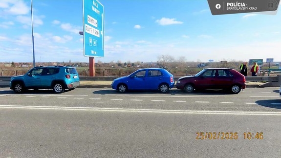 Opitý vodič nestihol na Vajnorskom nadjazde zabrzdiť, doplatili na to ďalší dvaja vodiči