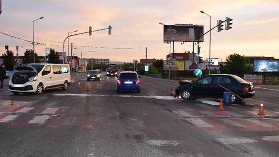Autá sa zrazili priamo na križovatke. Policajti by o tejto nehode chceli vedieť viac
