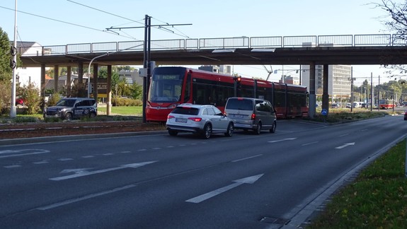 Aj vám prekážajú semafory v Karlovke cez električkovú trať? Dopravný analytik má na to jasný názor