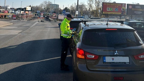 Polícia vyzýva vodičov: Na Hradskej sa riaďte pokynmi policajtov, predídete kolíziám