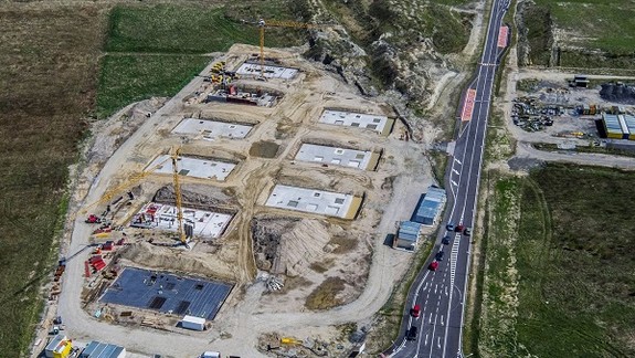 FOTO: Nové bývanie medzi Devínskou a Lamačom už rastie 