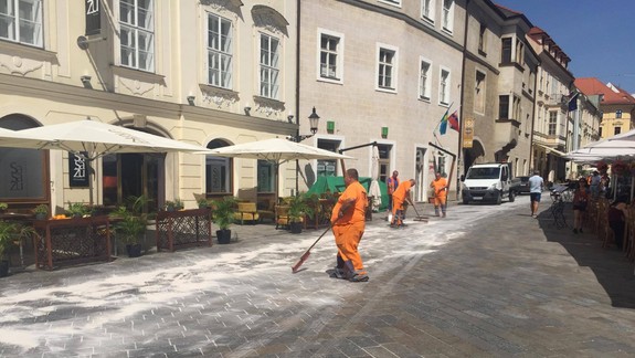 VIDEO: Poplach na Ventúrskej ulici - ráno ju našli v celej dĺžke znečistenú motorovým olejom