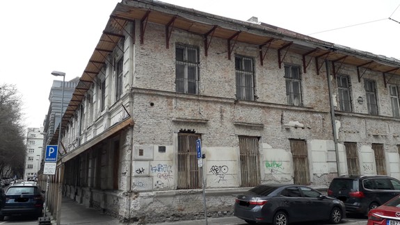 FOTO a VIDEO Čaká sa, kým spadne? V tejto ruine v centre Bratislavy bola kedysi vychýrená základná škola