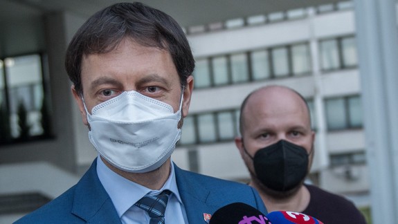 Stretnete ho? Premiér Heger sa chce presunúť na zasadnutie vlády verejnou dopravou