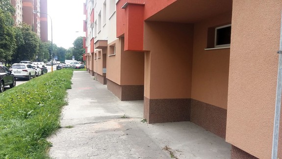 Pivničné výklenky v panelákoch využívajú niektorí ľudia na parkovanie motoriek - je to dovolené?