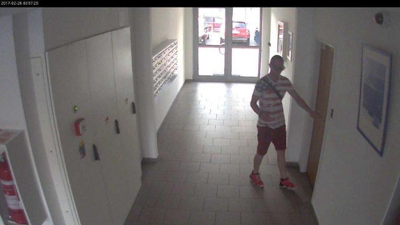 FOTO: Nepoznáte muža na záberoch? Do domu prišiel pešo a odchádzal z neho na bicykli...