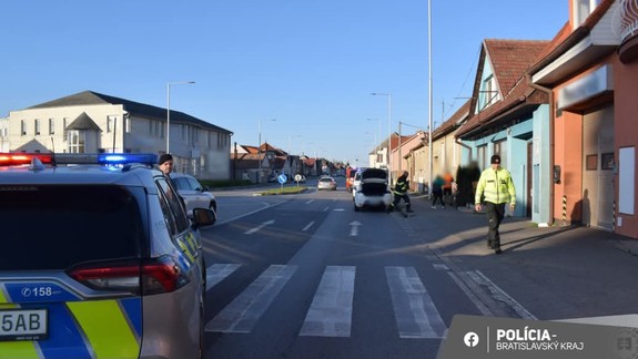 Zrazený chodec: Polícia v Pezinku vyšetruje dopravnú nehodu, hľadá jej svedkov