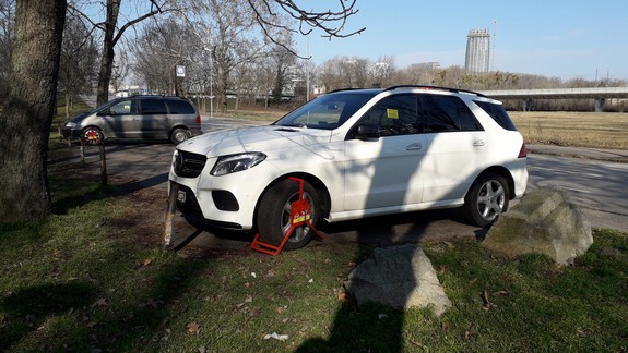 Pozor, aj na tomto mieste pri Sade Janka Kráľa dávajú policajti papuče