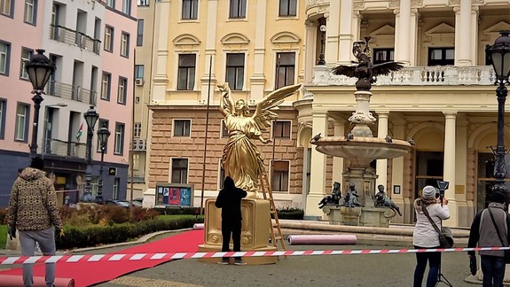 Priestranstvo pred historickou budovou SND obsadili filmári. Čo nakrúcajú?
