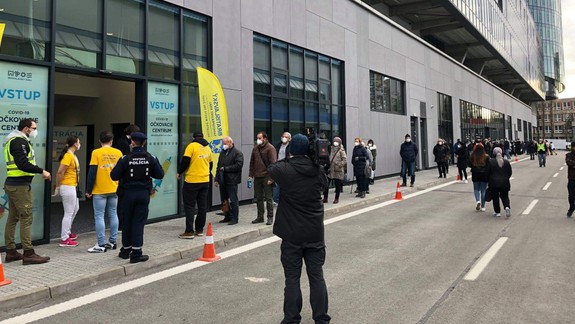 Kraj v NFŠ očkuje aj bez pozvánky, možno prísť na prvú i druhú dávku Pfizeru