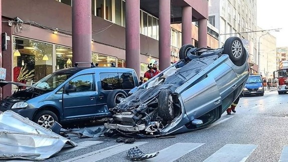 FOTO: Na Kollárovom námestí sa zrazili dve autá - v tom čo sa prevrátilo, sedeli manželia Traubnerovci...
