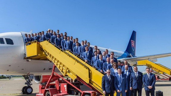 VIDEO: Futbaloví reprezentanti SR odleteli z Bratislavy na európsky šampionát v dobrej nálade