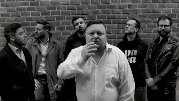 Sme silnejší bez zbraní, spieva v novej skladbe skupina Para. Čiernobiely videoklip zachytáva rôzne miesta Bratislavy