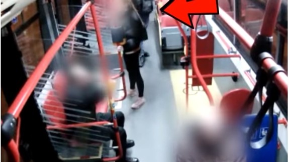 Nepoznáte muža na záberoch z MHD? Policajtom by mohol pomôcť pri vyšetrovaní lúpežného prepadnutia