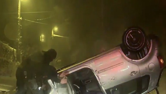 VIDEO: Opitý mladík chcel utiecť policajtom, ale skončil v aute prevrátenom na streche