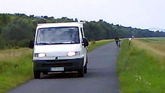 Cyklisti sa autám vyhýbajú aj na hrádzi