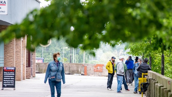 Verejné popíjanie na terasách v Petržalke zakázali. Ako to (ne)funguje?
