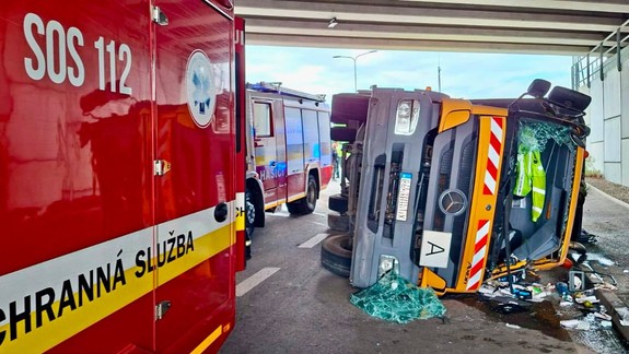 V Ružinove sa prevrátilo smetiarske auto, jeden zo smetiarov zostal zakliesnený vo vozidle