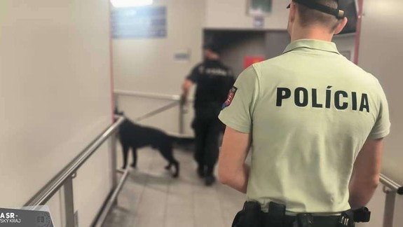 Policajti pátrajú po zlodejovi bicyklov. Viac by im asi vedel povedať muž na fotografii
