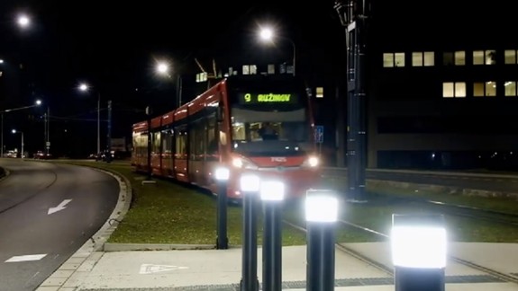 VIDEO: Na obnovenej radiále upozornia chodcov na električky svetelné stĺpiky