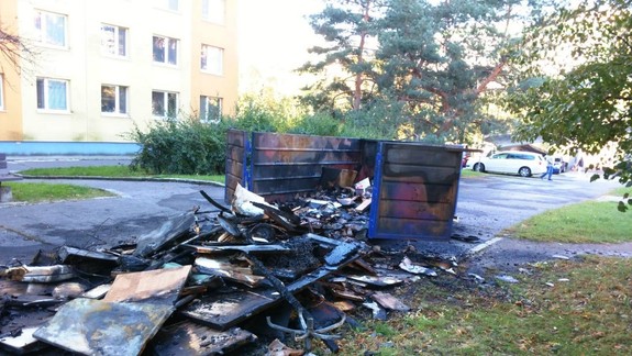 V Karlovej Vsi niekto v noci podpálil veľkokapacitný kontajner!