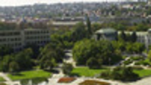 Letné dni si mladí ľudia krátia aj pitím alkoholu