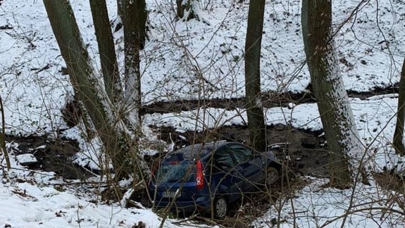 FOTO: Okoloidúci nechápali, ako mohol niekto svoje auto "zaparkovať" v potoku uprostred lesa...