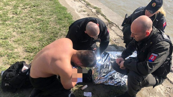 VIDEO: Dychberúce zábery akcie ako policajti zachraňovali ženu, ktorá skočila do Dunaja