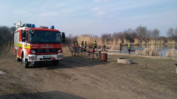 FOTO: Hasiči nacvičovali záchranu topiaceho sa po prelomení ľadu a zároveň varujú!